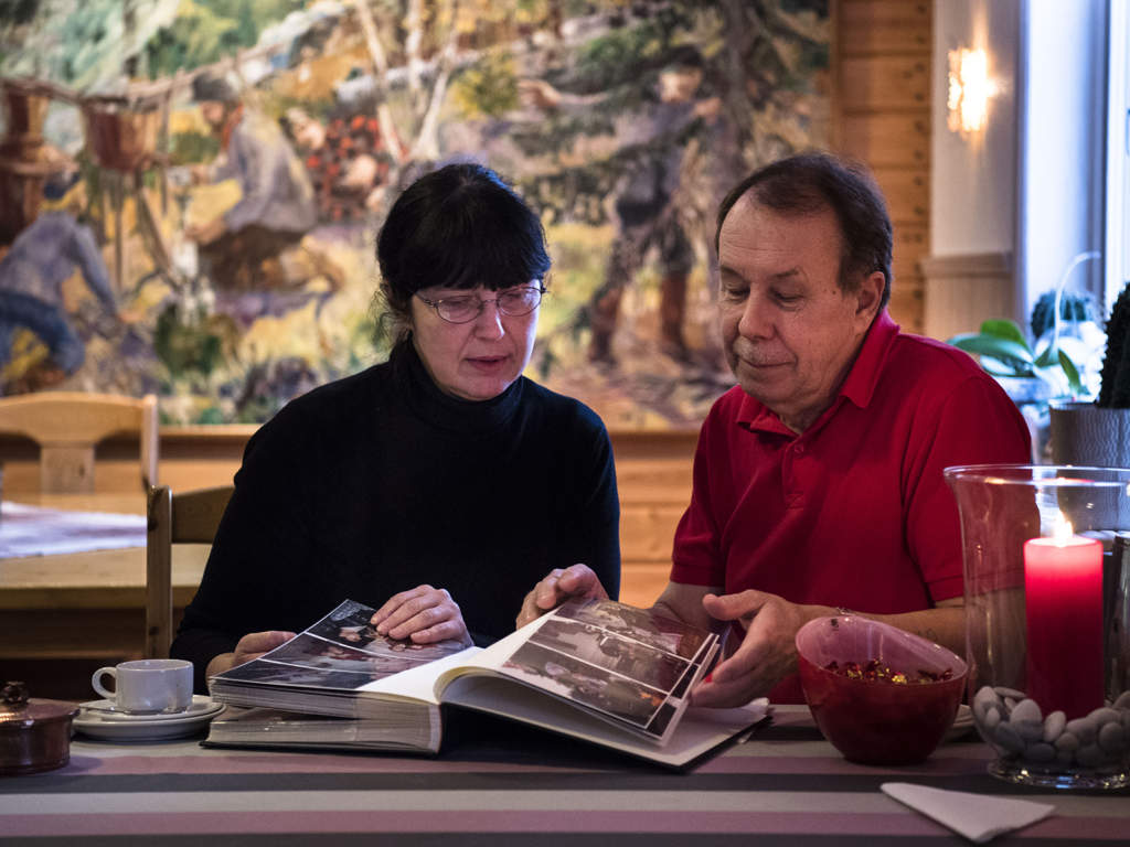 Jelenas och Hans bläddrar i gamla fotoalbum och minns. Under deras först år tillsammans besökte Hans Ryssland en gång i månaden. Inte förrän dottern Alexandra, i dag 25 år, var född, bestämde sig Jelena för att flytta till Sverige, och Pajala. 