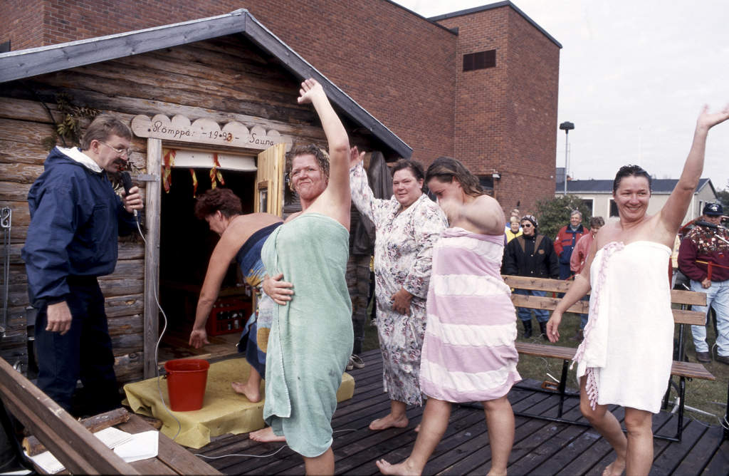 Bastubad under Römppä-festivalen, 1993. Med på bilden är kvinnor från Tornedalen och Finland. Foto: Eivon Carlson