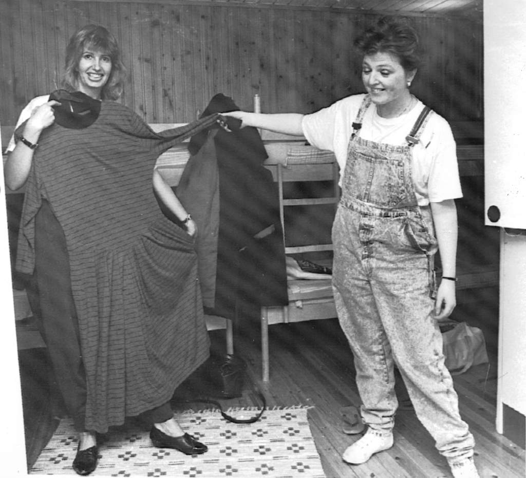 Brittiskorna Carol och Mary nappade på idén och kom med den första bussen till Pajala, 1987. Här provar de kläder inför kvällens fest i Folkets hus. Foto: Thor Lindgren