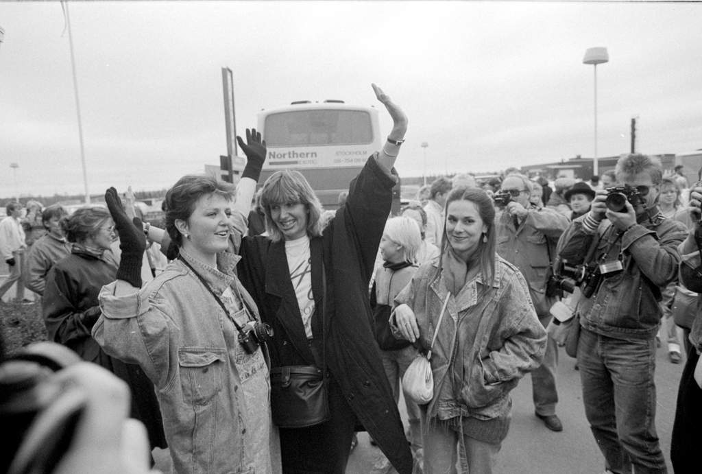 Bussen med Carol Hunt och Mary Emms från England kom till Pajala på måndagen och möttes av ett stort pressuppbåd. Foto: Thor Lindgren