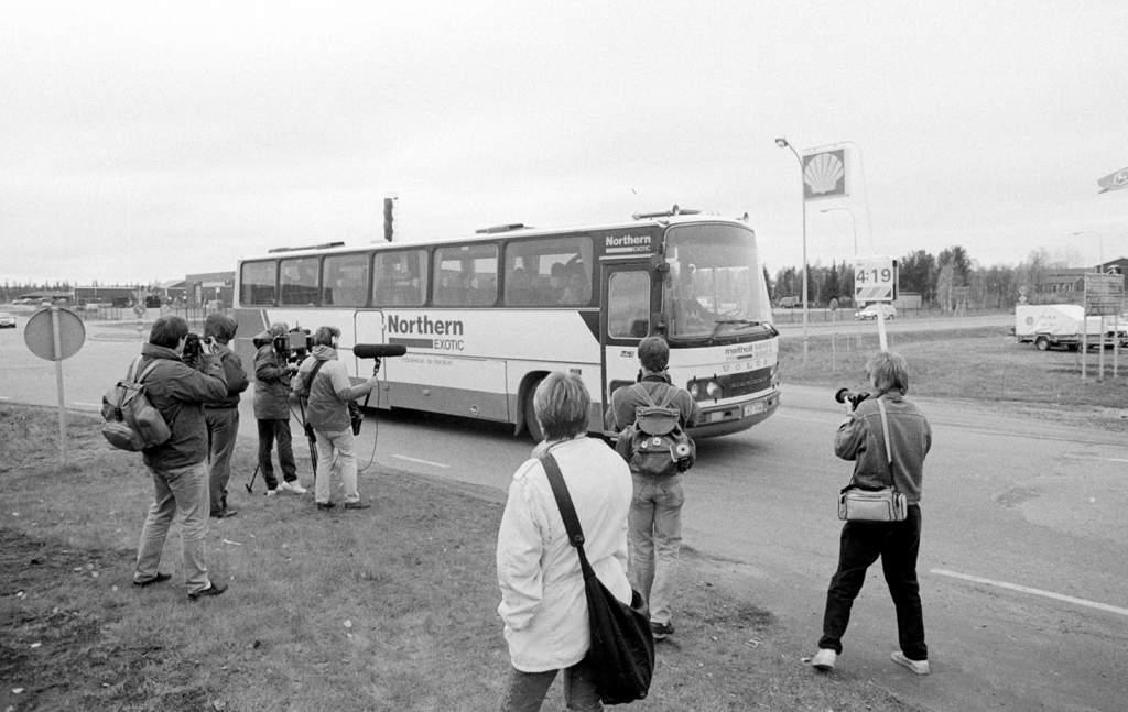 September 1987. Kvinnobussen svänger in på Kengisgatan i Pajala. Hela ortens befolkning är på plats för att välkomna de långväga gästerna. Traditionen med kvinnobussarna ska komma att hålla i sig de närmsta 10 åren. Men journalisternas intresse avtar. – Det här var mina 15 minuter som känd, säger initiativtagaren Bertil Isaksson, dryga 30 år senare. Foto: Thor Lindgren