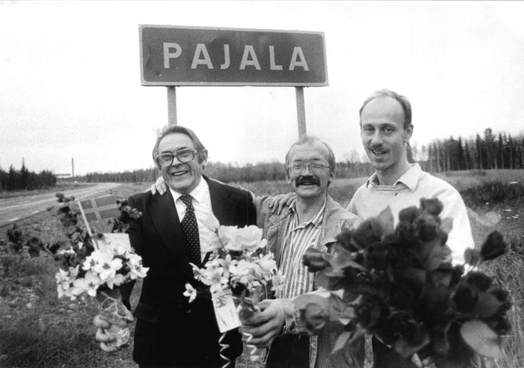 Ungkarlarna tar emot kvinnobussen med blommor och öppna famnen. Från vänster Edvin Niemi, Alrik Vonkavaara och Bertil Isaksson. Foto: Thor Lindgren